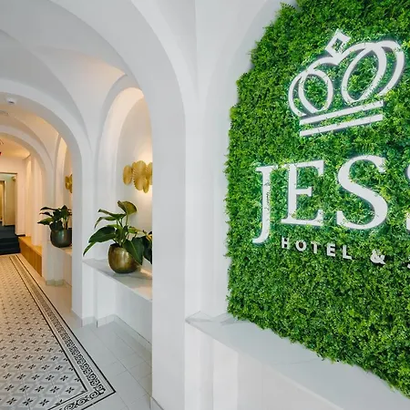 Jess & Old Town Hotel 3*