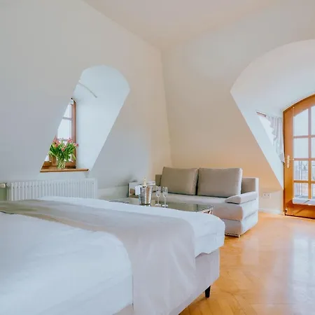 Jess & Old Town Hotel 3*