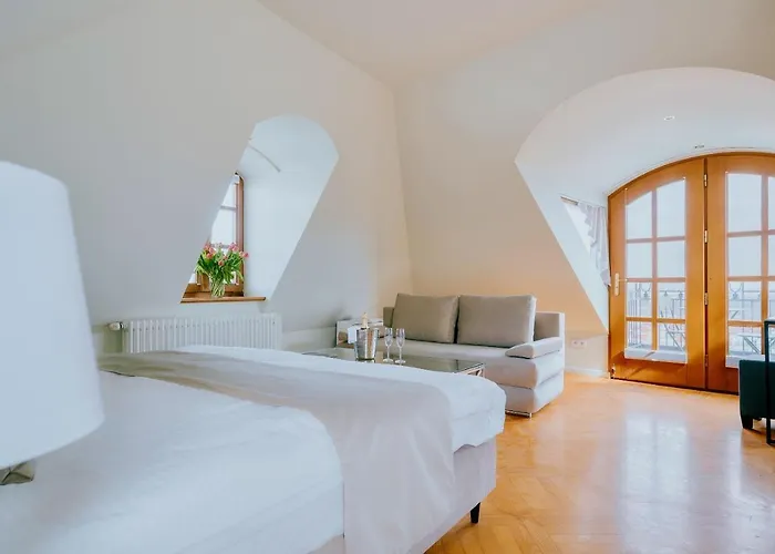 Jess & Old Town Hotel 3*