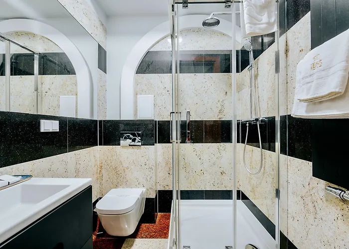 Jess & Old Town Hotel 3*